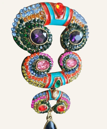 Elegant Baroque-Style Brooch - Image 3