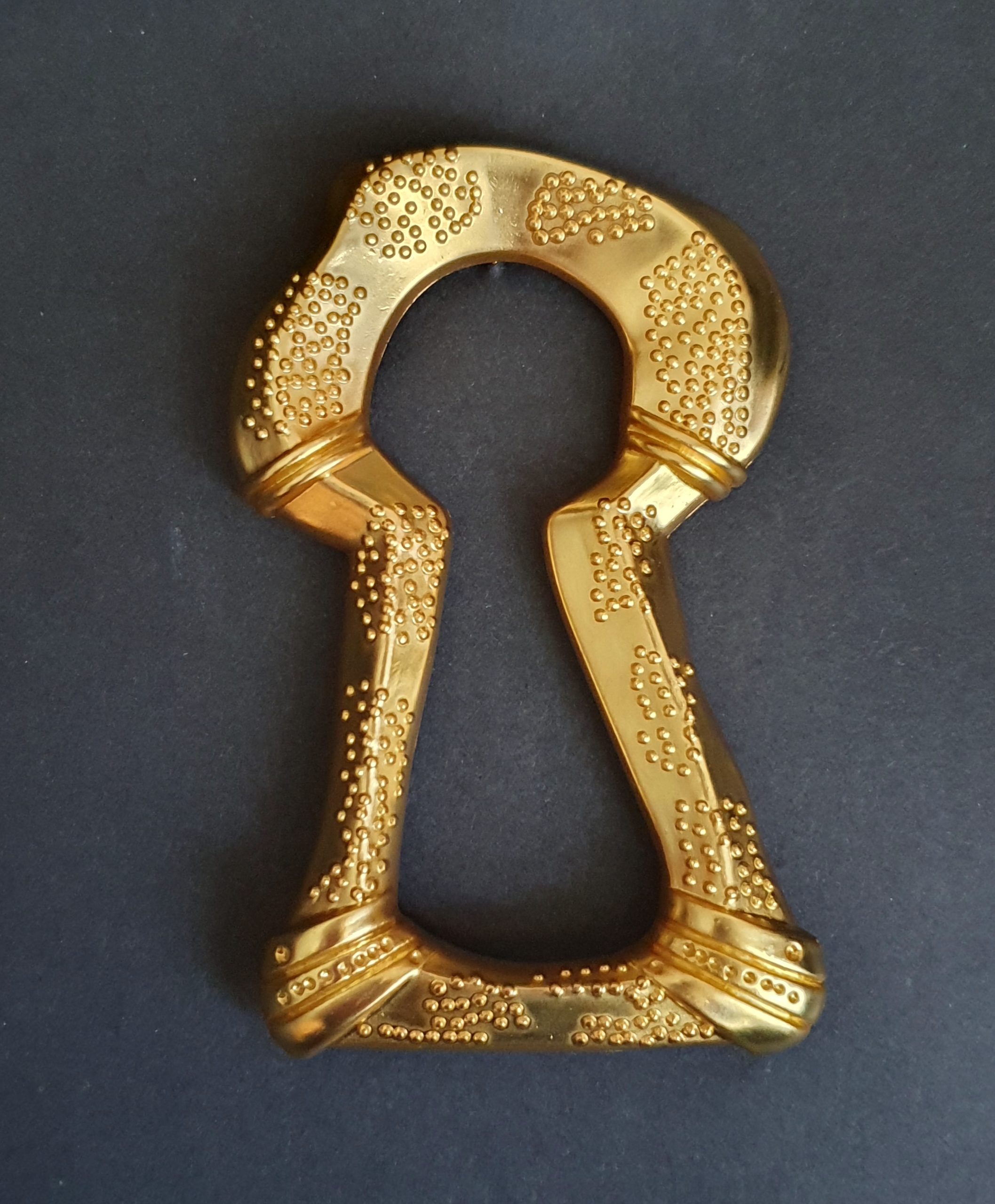Luxurious Golden-Tone Statement Brooch - Image 2