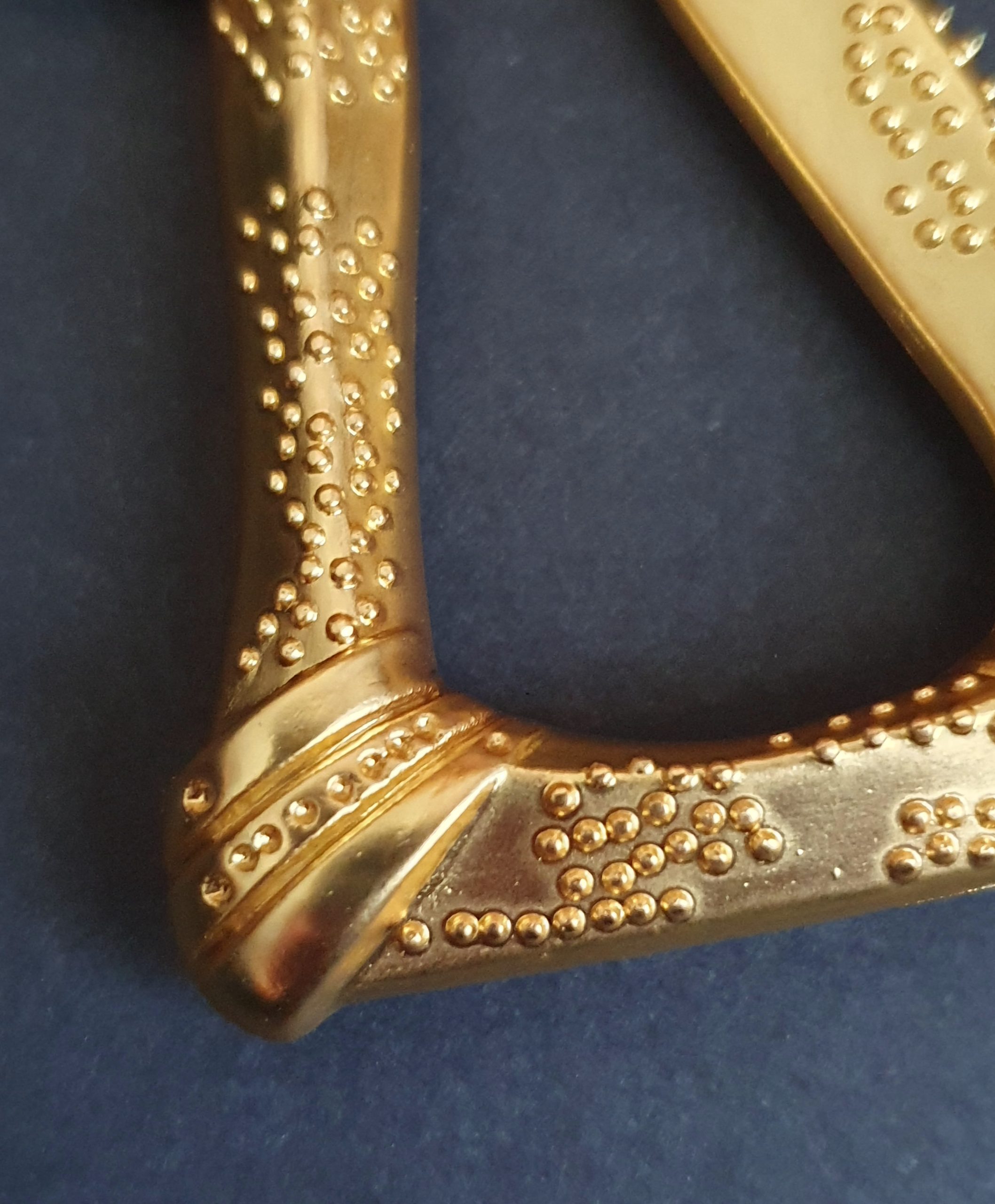 Luxurious Golden-Tone Statement Brooch - Image 3