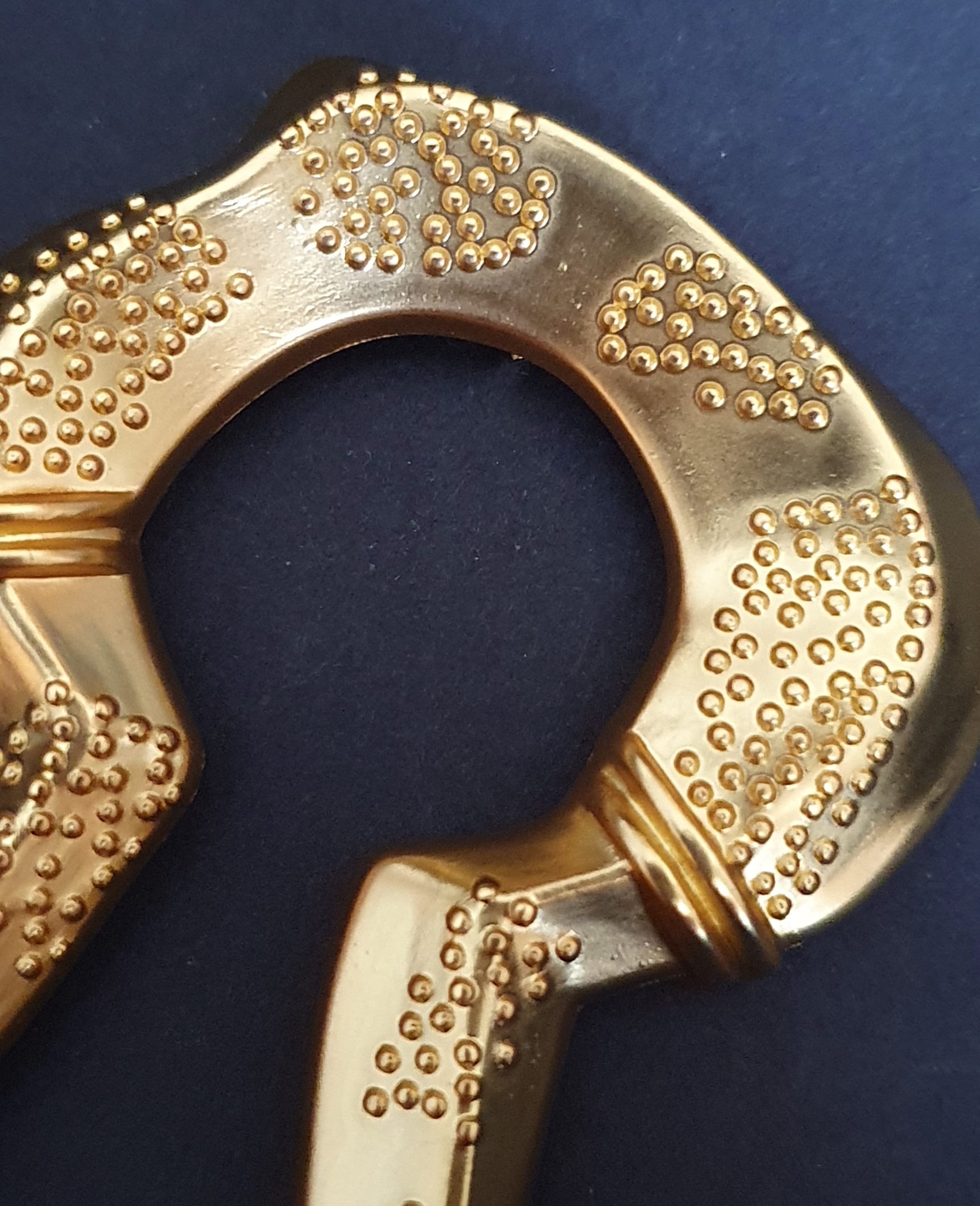 Luxurious Golden-Tone Statement Brooch - Image 4