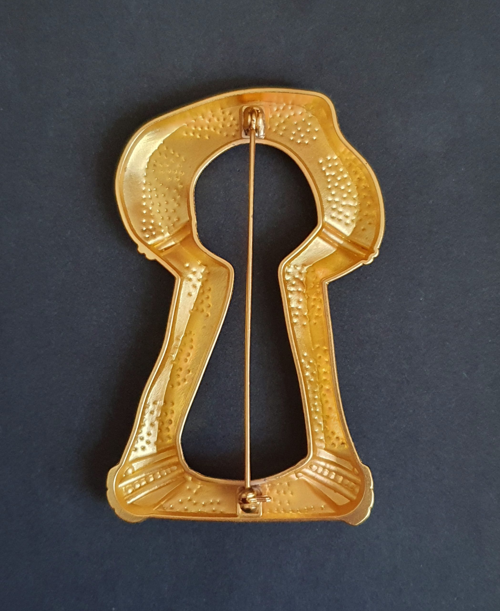 Luxurious Golden-Tone Statement Brooch - Image 5