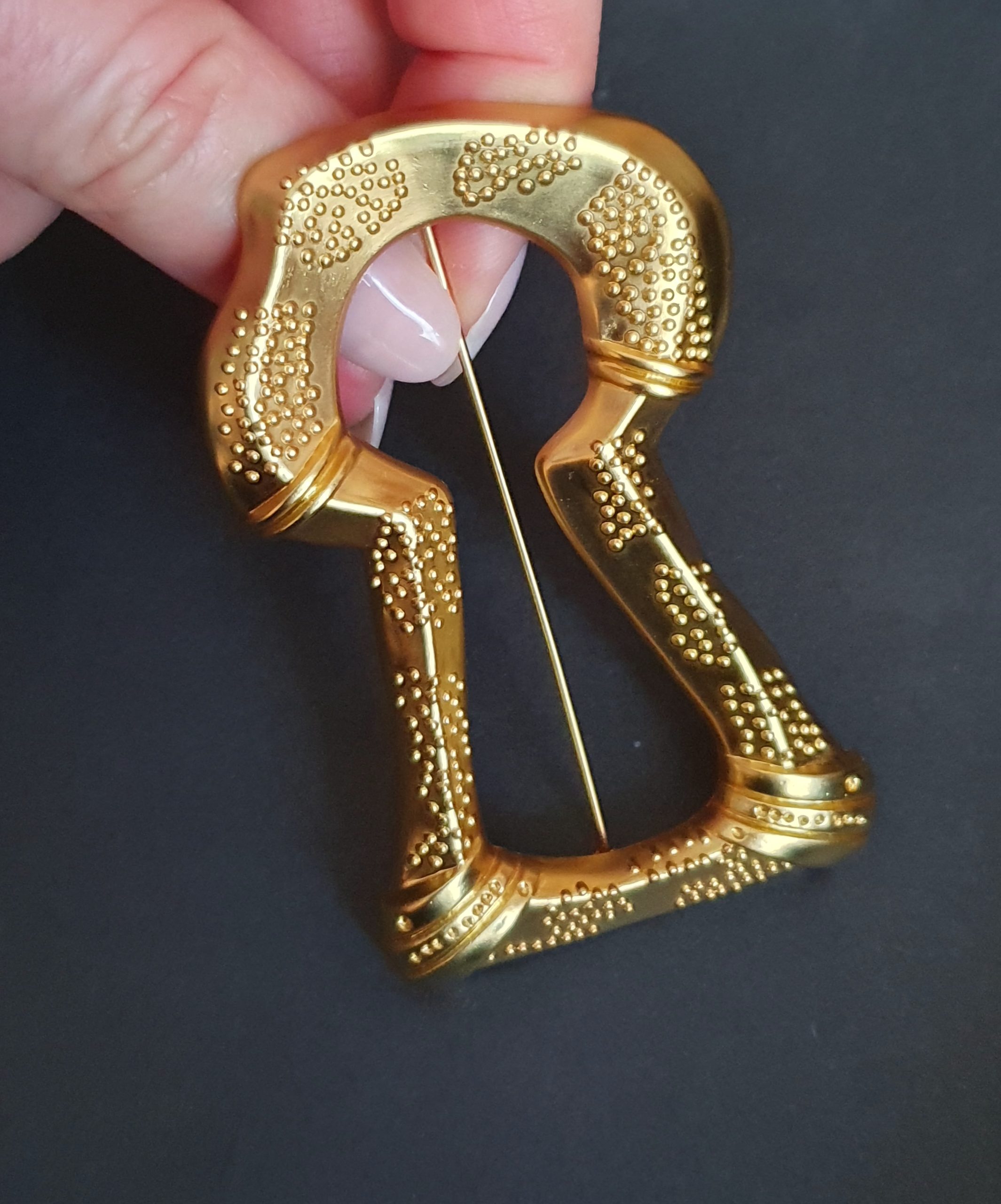 Luxurious Golden-Tone Statement Brooch - Image 6